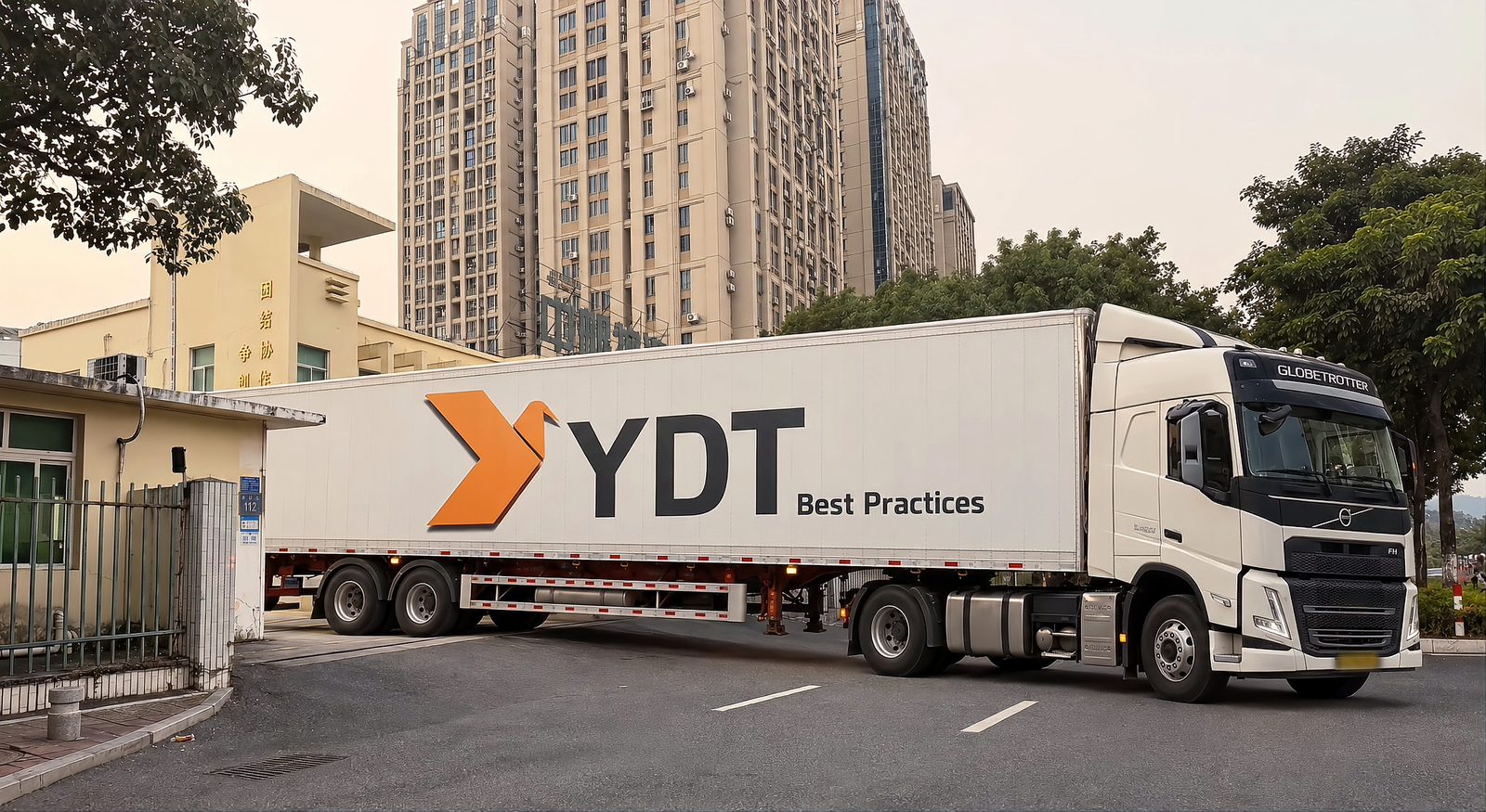 YDT 卡车驶出园区大门