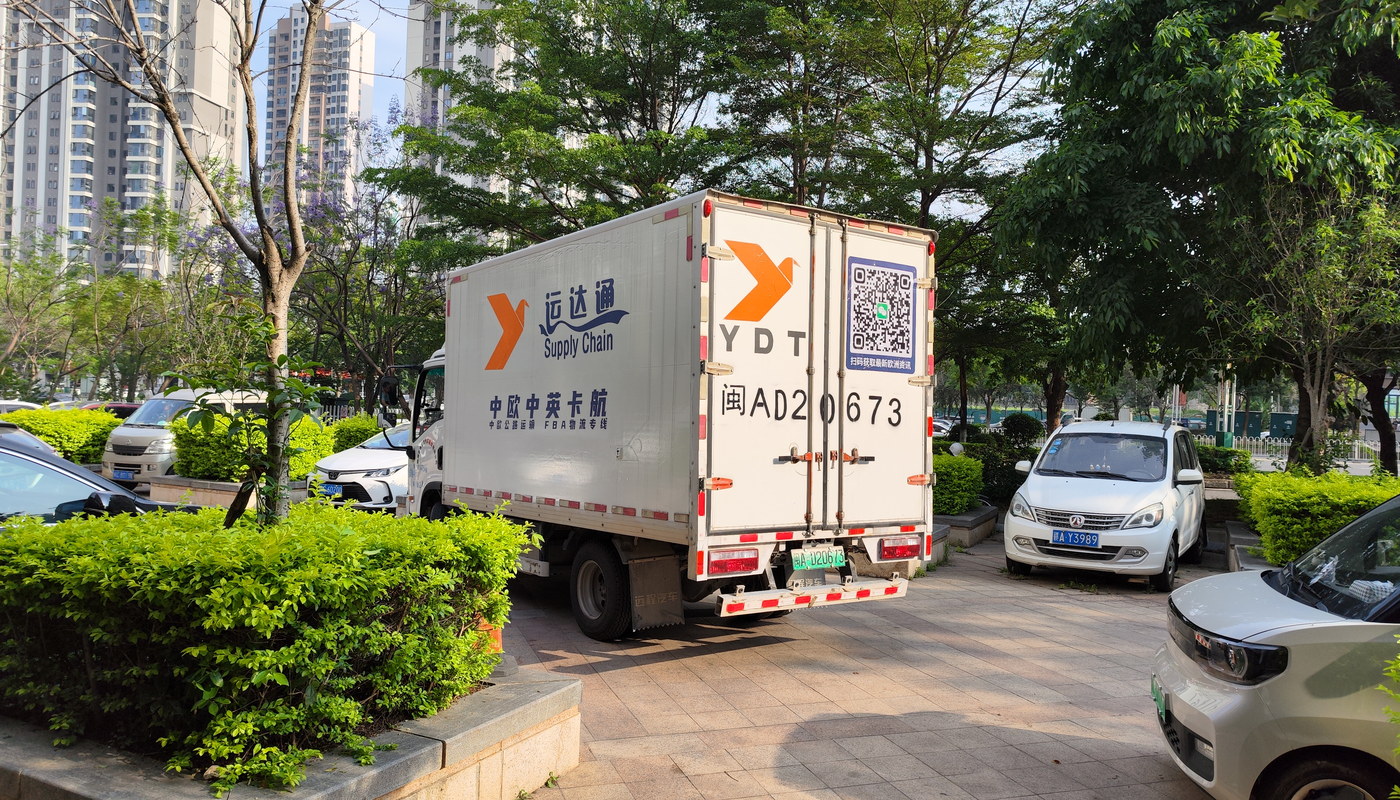 4.2 m box truck on a nationwide pick-up run